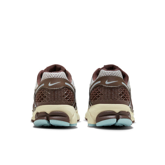 (WMNS) Nike Air Zoom Vomero 5 'Earth Fossil' FD9920-022 - KICKS CREW